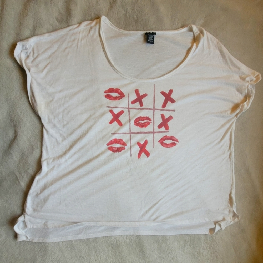 Torrid Graphic Tee Tic Tac Toe Kisses